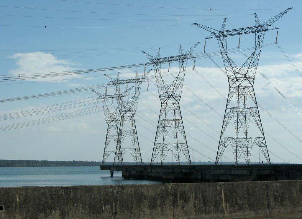 11 Transmissão As linhas de transmissão são responsáveis por levar a energia elétrica produzida nas usinas (geralmente construídas afastadas) até próximos