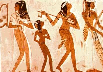 O APOGEU DO PODER E DA ARTE O apogeu deu-se no Novo Império (1580 1085 a. C.) Os faraós reiniciaram grandes construções. Luxor e Carnac, foram templos construídos e dedicados ao deus Amon.