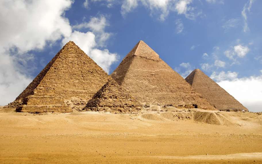 I As pirâmides, eram edificadas sob construções mortuárias, as chamadas