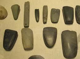 Neolítico Período que se estendeu de 8.000 até 5.000 a.c. aprox. O homem aperfeiçoou seus instrumentos. Sedentarizarão próxima aos rios.