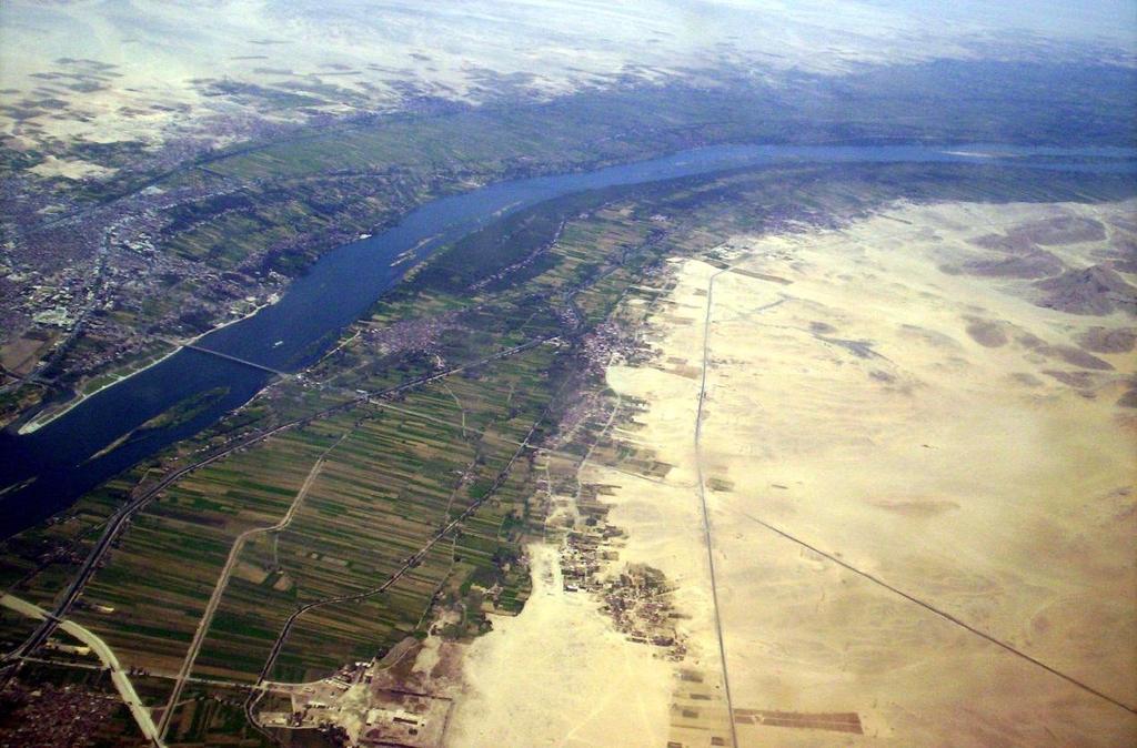 Economia A base da economia egípcia era a agricultura. Esta dependia exclusivamente das cheias do Nilo, que ocorrem entre julho/setembro.