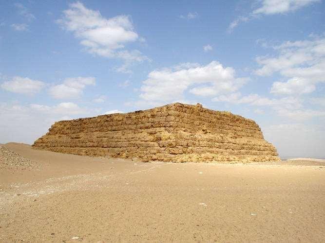 Arquitetura: A arquitetura está vinculada à agricultura (canais de irrigação) e à religião (mastabas, hipogeus e pirâmides). Construir é uma atividade fundamental para o soberano egípcio.