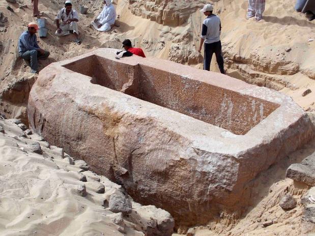 Arqueólogos descobrem tumba de faraó que reinou no Egito há 3.800 anos.
